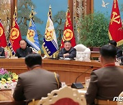 오각별 안에 '벼' 새겨진 국장…육·해·공군 깃발 '리뉴얼'한 북한