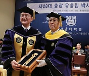 전임 오세정 총장에게 상징물 전달 받는 유홍림 신임 총장