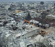 [포토] 붕괴된 건물 사이 구조작업 한창인 시리아