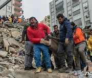전문가 "지진 발생 후 몇주까지 생존자 발견…희망 놓지 마라"