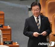 탄핵소추안 투표하는 이재명 대표 '행정안전부 장관 자리 지나'