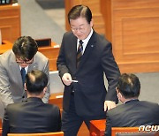 '이상민 탄핵소추안' 투표하는 이재명 대표