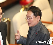 김도읍 법사위원장과 대화하는 주호영 원내대표