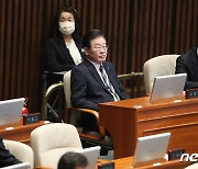 '이상민 탄핵안' 본회의 가결 지켜보는 민주당