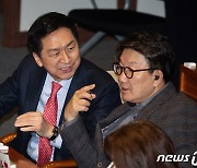 김기현·권성동 '본회의장 대화'