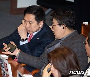 권성동 이야기 듣는 김기현 의원