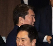 동료 의원들과 인사하는 김기현·안철수