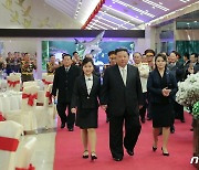 북한 리설주, 'ICBM 목걸이' 착용하고 건군절 행사 참석해 눈길