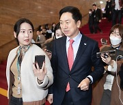 취재진 질문에 답변하는 김기현 의원