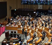 '이상민 탄핵 가결' 본회의장 나서는 여당