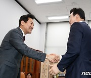 윤영석 국회 기재위원장과 인사 나누는 오세훈 서울시장