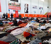 튀르키예 지진…체육관에 임시로 시신 안치