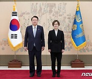 윤 대통령, 김영미 저출산·고령사회위원회 부위원장 위촉장 수여
