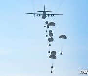 공군, 대량화물 투하훈련