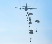 공군 대량화물 투하훈련 실시… C-130 수송기 동원