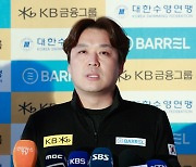 질문에 답하는 전동현 코치