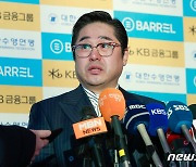 답변하는 정창훈 대한수영연맹 회장