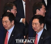 '엇갈린 지지율' 김기현-안철수 '엇갈린 인사' [TF사진관]