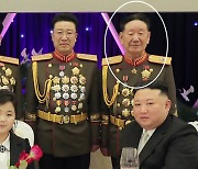 좌천됐던 황병서, 김정은 가족과 군복 입고 기념촬영
