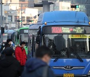 서울시, 버스 '거리비례제' 추진 않기로.."서민 경제 고려"