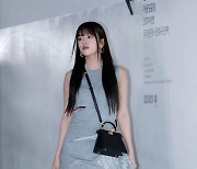 [포토]아이브 안유진, 동대문에 나타난 대세아이돌