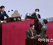 [포토]김진표 의장에게 항의하는 진성준 원내수석부대표