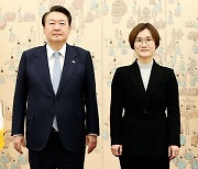 윤 대통령, ‘나경원 후임’ 김영미 저출산위 부위원장에 위촉장
