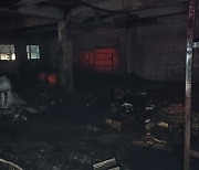 경기 시흥시 철거 중인 공장서 불…인명 피해 없어
