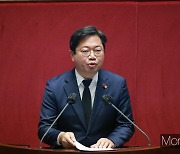 [머니S포토] 이상민 장관 탄핵소추안 제안설명하는 김승원 의원
