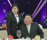 장군들 인사받는 김정은 장녀 김주애…“4대세습 후계자 띄우기 본격화하나”