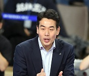 [MD포토] 고희진 감독 '신중한 작전 지시'