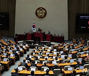 이상민 탄핵 가결…여 "의회 폭거" vs 야 "국민의 명령"