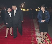 김정은, 군 장성들과 '건군절' 기념연회…딸·부인 대동
