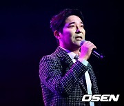 미니 3집 타이틀곡 '멍청이' 무대 공개하는 임창정 [사진]