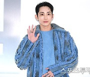 [ST포토] 이수혁 '잘생김을 입고 왔어요'