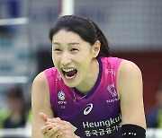 "어려울 거 알았잖아" 김연경, 감독 공석 채우는 '차분한 리더십'