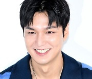 [T포토] 이민호 '미소 빵긋'