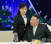 김정은, 딸 김주애와 '건군절' 기념연회 참석