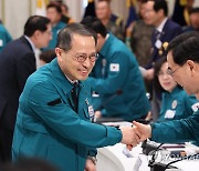 인사하는 김규현 국정원장과 이창양 장관