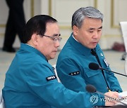 대화하는 김성한 국가안보실장과 이종섭 국방부 장관