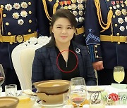 북한 리설주, '화성-17형' 목걸이 착용해 눈길