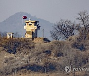 파주에서 바라본 북한군 초소