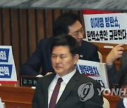 권성동 의원과 대화하는 김기현 후보