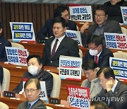 권성동 의원과 대화하는 김기현 후보