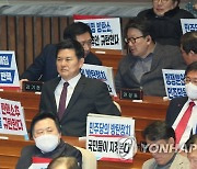 권성동·김학용 의원과 대화하는 김기현 후보