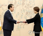 위촉장 받는 김영미 저출산·고령사회위원회 부위원장