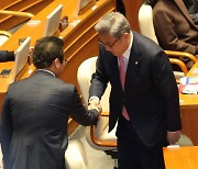 탄핵 소추안 투표에 참여한 박진 장관