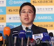 인터뷰하는 정창훈 대한수영연맹 회장