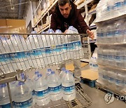 튀르키예 지진 피해 지역에 보낼 물 사는 시민