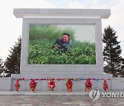 북한 주민들 '건군절' 맞아 김정은 벽화에 헌화